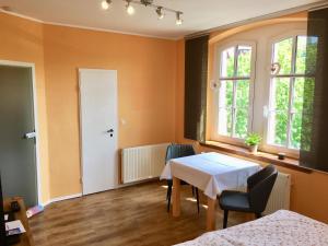 Habitación con mesa, 2 sillas y ventana en Villa Maxenstein, en Wolkenstein