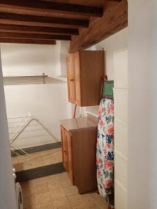 una cucina con armadi in legno e una scatola di il nido APUS Architect Apartment a Montevarchi