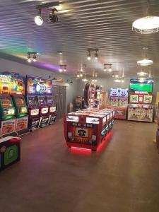 una habitación con muchos juegos de arcade y máquinas en Caravan for rent at Tattershall Holiday Park, en Tattershall