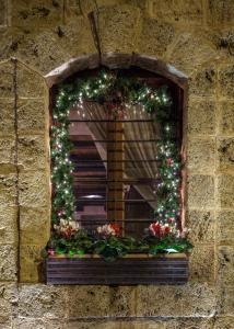 a window with christmas wreaths and christmas lights at Boutique Hotel Palea Poli in Naousa Imathias