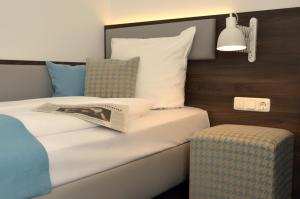 Postel nebo postele na pokoji v ubytování Lizz Hotel Munich