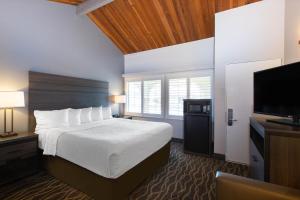 
A bed or beds in a room at Days Inn by Wyndham Ukiah
