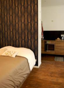 Tempat tidur dalam kamar di Fouras Centre - Meublé Tourisme Classé 3 étoiles