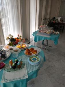CossignanoにあるResidenza delle Grazieの食器を盛り付けたテーブル