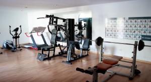 un gimnasio con varias máquinas de correr en una habitación en La Primera Duna - Residencial Las Dunas en Corralejo