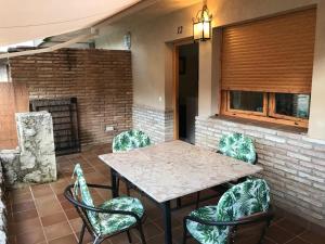 Una mesa y sillas en un patio. en Casa Elvira, en Arroyo Frío 2 fotos más