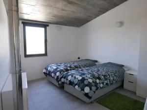 1 dormitorio con cama y ventana en Casa na Carrapateira, Aljezur, en Carrapateira