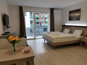 sala de estar con cama y sofá en Corvin holiday Apartments hotel, en Budapest