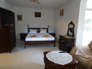 Un dormitorio con una cama y una mesa. en Apartment Kafedral, en Varna