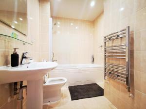 une salle de bain avec un lavabo, des toilettes et une baignoire dans l'établissement Lovely Holiday Home in Birmingham City Center 3 Bedrooms House By HF Group, à Birmingham