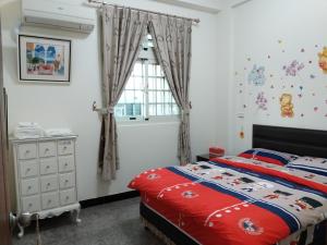 金沙鎮的住宿－金門廣緣民宿 Guang Yuan B&B，一间卧室设有一张床和一个窗口