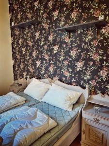 sypialnia z łóżkiem i tapetą w kwiaty w obiekcie Linsell w Sveg