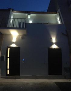 カステッランマーレ・デル・ゴルフォにあるTeorema Holiday Houseの夜間の建物側の灯り二つ