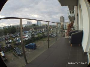 un balcón con vistas a un aparcamiento en 1090 Śmiałego 38 - Tanie Pokoje w Apartamencie - samodzielne zameldowanie - self check in, en Poznan