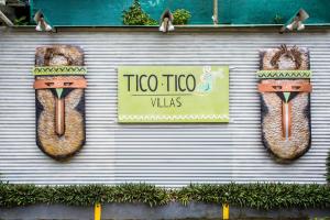 eine Wand mit zwei großen Hot Dogs in Brötchen in der Unterkunft Tico Tico Villas - Adult Only in Manuel Antonio