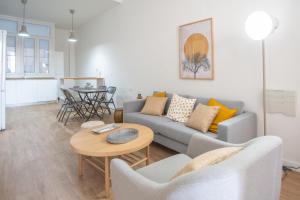 salon z kanapą i stołem w obiekcie Apartamentos Las Musas de Cadiz w Kadyksie