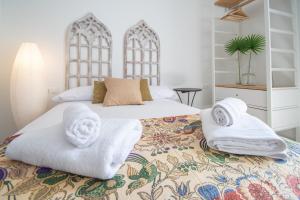 Łóżko lub łóżka w pokoju w obiekcie Apartamentos Las Musas de Cadiz