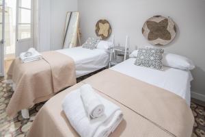 Łóżko lub łóżka w pokoju w obiekcie Apartamentos Las Musas de Cadiz