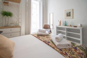 Łóżko lub łóżka w pokoju w obiekcie Apartamentos Las Musas de Cadiz