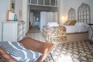 Łóżko lub łóżka w pokoju w obiekcie Apartamentos Las Musas de Cadiz