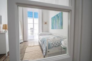Łóżko lub łóżka w pokoju w obiekcie Apartamentos Las Musas de Cadiz