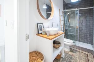 łazienka z umywalką, toaletą i lustrem w obiekcie Apartamentos Las Musas de Cadiz w Kadyksie +37 zdjęć