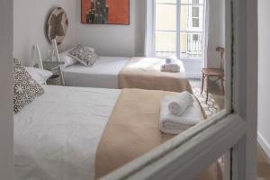 Łóżko lub łóżka w pokoju w obiekcie Apartamentos Las Musas de Cadiz