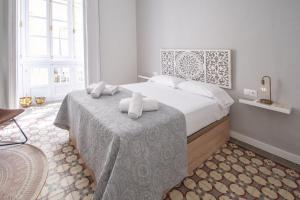 Łóżko lub łóżka w pokoju w obiekcie Apartamentos Las Musas de Cadiz