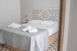 Łóżko lub łóżka w pokoju w obiekcie Apartamentos Las Musas de Cadiz