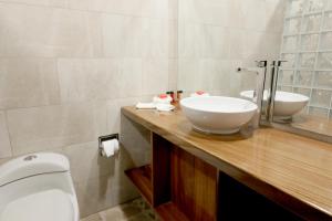 
a bathroom with a sink and a toilet at Karahe Beach Hotel in Manuel Antonio
