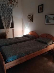 サン・フェリチャーノにあるVilletta dei tramontiのベッドルーム1室(ベッド2台付)