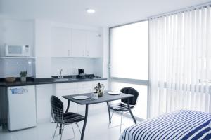 a kitchen with a table and chairs in a room at Privada de Horacio 18 Residences in Mexico City