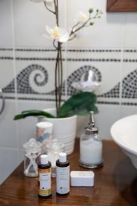 łazienka z umywalką i butelkami mydła w obiekcie Boutique Hotel Palea Poli w mieście Nausa