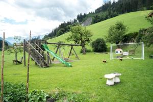 un parque infantil en un campo con un objetivo en Biobauernhof AUBAUER en Grossarl