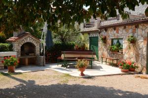 un jardín con mesa de picnic y banco en Apartment Duerose en Buje