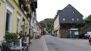 an empty street in a town with buildings at Pension Bei der Post in Bacharach