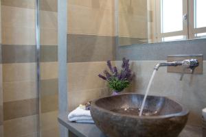 A bathroom at Drimonari Villas