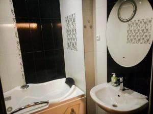 Ένα μπάνιο στο Luxury Apartment with jacuzzi on Republic Square