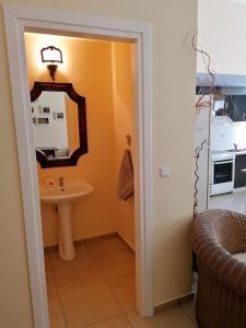 Ванная комната в Ktima Nafsika - Ground-floor luxury apartment in idyllic estate!