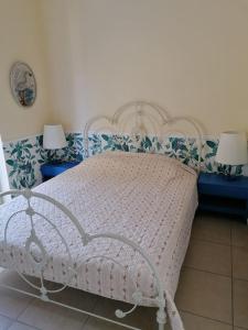 Säng eller sängar i ett rum på Ktima Nafsika - Ground-floor luxury apartment in idyllic estate!