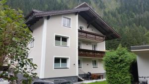 un bâtiment blanc avec un toit brun dans l'établissement Appartements Viteritti, à Mayrhofen