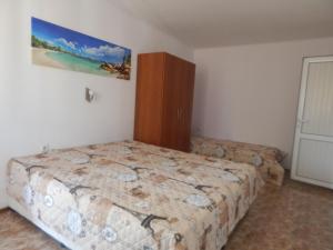a bedroom with a bed and a painting on the wall at Dunav Apt.2 in Ravda