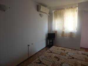 an empty room with a bed and a window at Dunav Apt.2 in Ravda