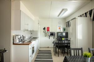 A kitchen or kitchenette at Hostel Jailhouse Hamina