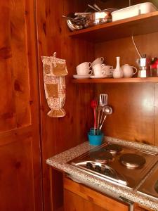 una cucina con fornelli e piano di lavoro di Grangia in borgo antico a Bardonecchia