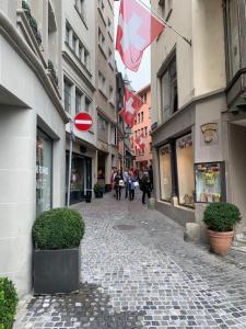 um grupo de pessoas andando por uma rua com bandeiras em Friendly Hostel Zürich em Zürich