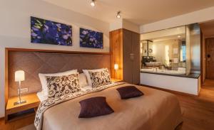 A bed or beds in a room at Hotel Maximilian