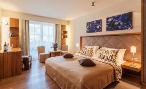 A bed or beds in a room at Hotel Maximilian