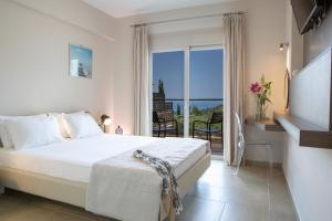 A bed or beds in a room at Drimonari Villas Még 37 kép