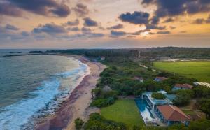 uma vista aérea da costa de uma praia em Ravana Garden em Ambalantota